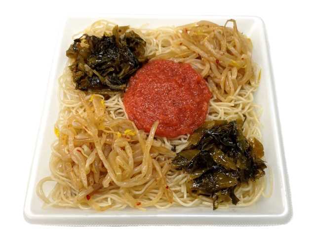 セブンイレブンの高菜と博多辛子明太子の焼ビーフンを比較する。税込価格：432円、カロリー：375kcal、1円あたりカロリー：0.87kcal/円、たんぱく質：8.1g、1円あたりたんぱく質：0.02g/円、脂質：9.2g、炭水化物：67.2g、糖質：62.9g、食物繊維：4.3g、食塩相当量：5.3g。地区でなじみのある、高菜と博多辛子明太子を使用した焼ビーフンです。アレルギー：小麦。
