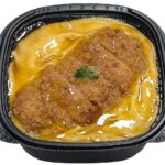 セブンイレブンのお出汁のきいた特製ロースかつ丼を比較する。税込価格：700円、カロリー：680kcal、1円あたりカロリー：0.97kcal/円、たんぱく質：25.7g、1円あたりたんぱく質：0.04g/円、脂質：22.6g、炭水化物：96.1g、糖質：90.9g、食物繊維：5.2g、食塩相当量：3.3g。お出汁を効かせた食べ進みの良いかつ丼をお楽しみください。アレルギー：卵、小麦。