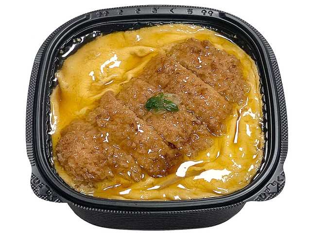 セブンイレブンのお出汁のきいた特製ロースかつ丼を比較する。税込価格：700円、カロリー：680kcal、1円あたりカロリー：0.97kcal/円、たんぱく質：25.7g、1円あたりたんぱく質：0.04g/円、脂質：22.6g、炭水化物：96.1g、糖質：90.9g、食物繊維：5.2g、食塩相当量：3.3g。お出汁を効かせた食べ進みの良いかつ丼をお楽しみください。アレルギー：卵、小麦。