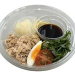セブンイレブンのツナと大根おろしのパスタサラダを比較する。税込価格：365円、カロリー：366kcal、1円あたりカロリー：1.00kcal/円、たんぱく質：18.5g、1円あたりたんぱく質：0.05g/円、脂質：12.6g、炭水化物：46.3g、糖質：42.9g、食物繊維：3.4g、食塩相当量：3.4g。ツナと大根おろしにめんつゆをかけて、さっぱり食べる和風のパスタサラダです。アレルギー：卵、小麦。