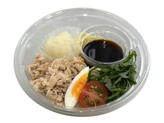 セブンイレブンのツナと大根おろしのパスタサラダを比較する。税込価格：365円、カロリー：366kcal、1円あたりカロリー：1.00kcal/円、たんぱく質：18.5g、1円あたりたんぱく質：0.05g/円、脂質：12.6g、炭水化物：46.3g、糖質：42.9g、食物繊維：3.4g、食塩相当量：3.4g。ツナと大根おろしにめんつゆをかけて、さっぱり食べる和風のパスタサラダです。アレルギー：卵、小麦。