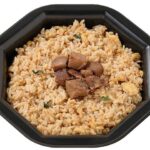 直火炙りのゴロっと焼豚 チャーハン セブンイレブン 高温短時間で炒めた香ばしいチャーハンに、直火で炙ったチャーシューを盛り付け。