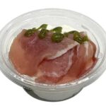 セブンイレブンの生ハムとブロッコリーバジルサラダを比較する。税込価格：322円、カロリー：168kcal、1円あたりカロリー：0.52kcal/円、たんぱく質：6.3g、1円あたりたんぱく質：0.02g/円、脂質：13.8g、炭水化物：5.5g、糖質：3.7g、食物繊維：1.8g、食塩相当量：1.3g。女性に人気の生ハム，ブロッコリー，バジルを味わえるカップデリです。ムースに岩手葛巻町産牛乳を使用し、バジルソースで風味豊かに仕立てました。アレルギー：卵、乳、小麦。