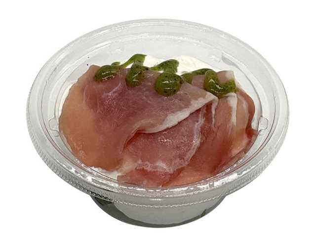 セブンイレブンの生ハムとブロッコリーバジルサラダを比較する。税込価格：322円、カロリー：168kcal、1円あたりカロリー：0.52kcal/円、たんぱく質：6.3g、1円あたりたんぱく質：0.02g/円、脂質：13.8g、炭水化物：5.5g、糖質：3.7g、食物繊維：1.8g、食塩相当量：1.3g。女性に人気の生ハム，ブロッコリー，バジルを味わえるカップデリです。ムースに岩手葛巻町産牛乳を使用し、バジルソースで風味豊かに仕立てました。アレルギー：卵、乳、小麦。