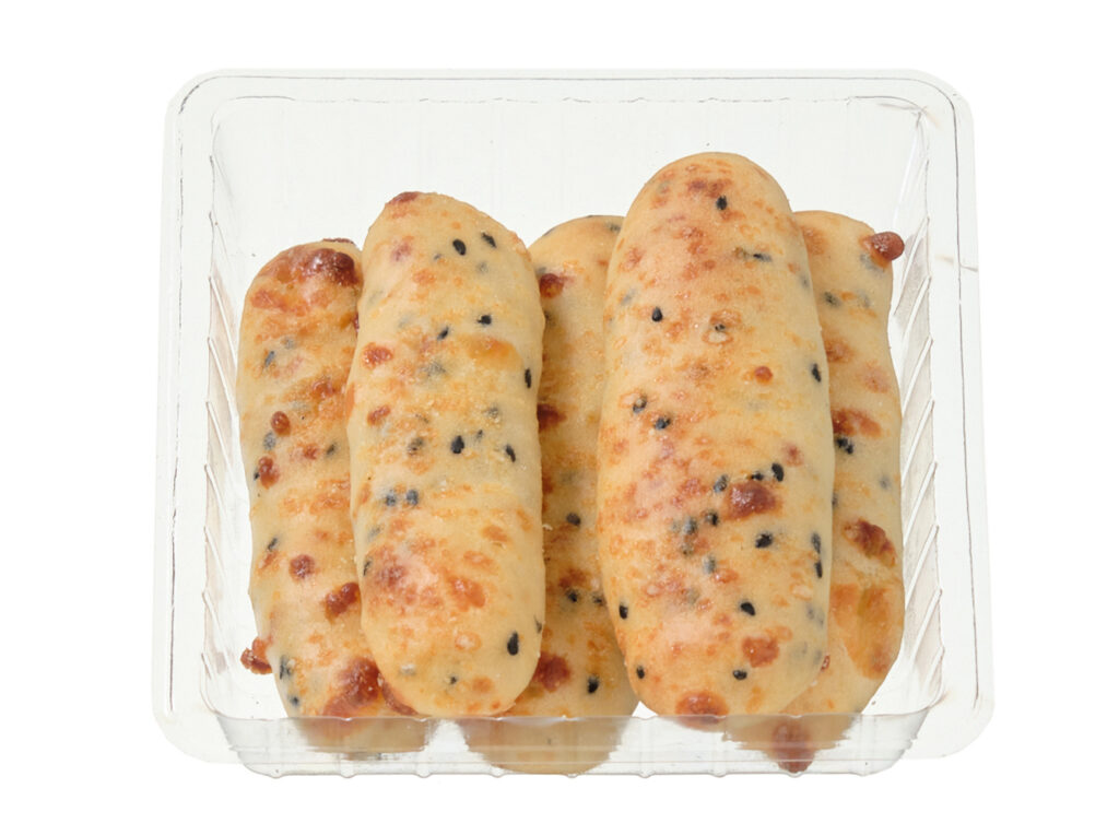 セブンイレブンのポン・デ・セサミチーズ５本入りを比較する。税込価格：160円、カロリー：239kcal、1円あたりカロリー：1.50kcal/円、たんぱく質：4.4g、1円あたりたんぱく質：0.03g/円、脂質：13.8g、炭水化物：26g、糖質：22.7g、食物繊維：3.3g、食塩相当量：0.9g。チーズと黒ごまの風味を味わえる、もちもち食感のスティックパンです。アレルギー：卵、乳、小麦。