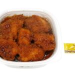 セブンイレブンの長州どりのチキンたれかつ丼 甘辛醤油仕立てを比較する。税込価格：786円、カロリー：933kcal、1円あたりカロリー：1.19kcal/円、たんぱく質：24.8g、1円あたりたんぱく質：0.03g/円、脂質：36.7g、炭水化物：126.9g、糖質：124.7g、食物繊維：2.2g、食塩相当量：3.5g。ボリュームあるチキンカツを醤油タレが染みこんだ衣で食べる御飯が進む商品です。アレルギー：卵、小麦。