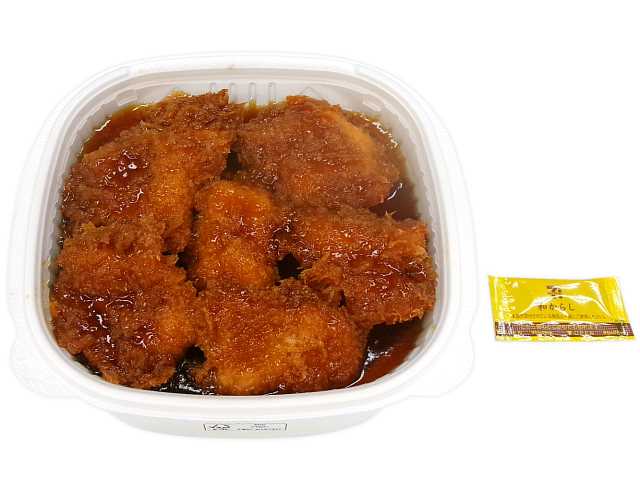 セブンイレブンの長州どりのチキンたれかつ丼 甘辛醤油仕立てを比較する。税込価格：786円、カロリー：933kcal、1円あたりカロリー：1.19kcal/円、たんぱく質：24.8g、1円あたりたんぱく質：0.03g/円、脂質：36.7g、炭水化物：126.9g、糖質：124.7g、食物繊維：2.2g、食塩相当量：3.5g。ボリュームあるチキンカツを醤油タレが染みこんだ衣で食べる御飯が進む商品です。アレルギー：卵、小麦。