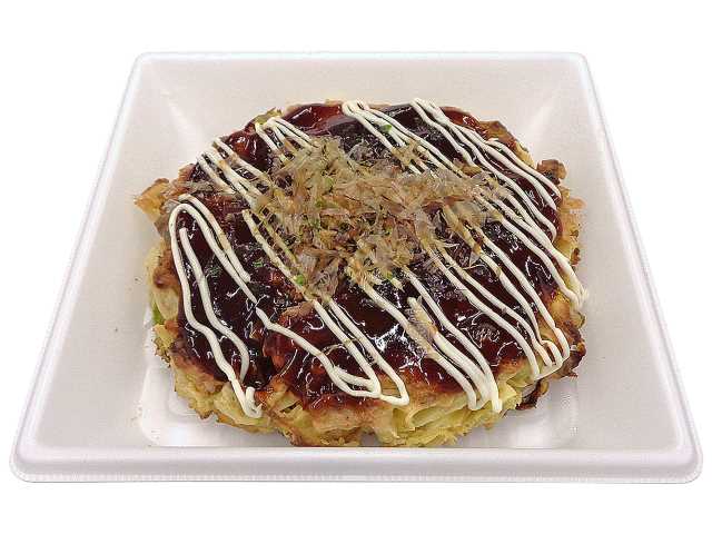 セブンイレブンの鉄板焼き お好み焼き（ぶた玉）を比較する。税込価格：551円、カロリー：463kcal、1円あたりカロリー：0.84kcal/円、たんぱく質：13.4g、1円あたりたんぱく質：0.02g/円、脂質：27.3g、炭水化物：43g、糖質：38.9g、食物繊維：4.1g、食塩相当量：3.9g。鉄板で１枚１枚、丁寧に焼き上げたお好み焼きです。アレルギー：卵、乳、小麦。