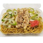 セブンイレブンのねぎ塩豚カルビ焼そばを比較する。税込価格：400円、カロリー：624kcal、1円あたりカロリー：1.56kcal/円、たんぱく質：18.8g、1円あたりたんぱく質：0.05g/円、脂質：19.9g、炭水化物：93.9g、糖質：90.8g、食物繊維：3.1g、食塩相当量：4.4g。フードパックに盛り付けた、チキンベースの塩だれと黒胡椒で炒めた塩焼そばです。アレルギー：卵、小麦。