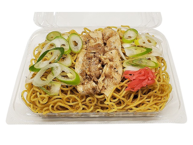 セブンイレブンのねぎ塩豚カルビ焼そばを比較する。税込価格：400円、カロリー：624kcal、1円あたりカロリー：1.56kcal/円、たんぱく質：18.8g、1円あたりたんぱく質：0.05g/円、脂質：19.9g、炭水化物：93.9g、糖質：90.8g、食物繊維：3.1g、食塩相当量：4.4g。フードパックに盛り付けた、チキンベースの塩だれと黒胡椒で炒めた塩焼そばです。アレルギー：卵、小麦。