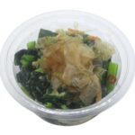 セブンイレブンのやみつき無限こまツナ 広島県産小松菜使用を比較する。税込価格：300円、カロリー：94kcal、1円あたりカロリー：0.31kcal/円、たんぱく質：5.5g、1円あたりたんぱく質：0.02g/円、脂質：6.1g、炭水化物：5.2g、糖質：3.3g、食物繊維：1.9g、食塩相当量：1.5g。広島県産の小松菜とツナをごま油で和えた副菜にもおつまみにもなる商品です。アレルギー：小麦。