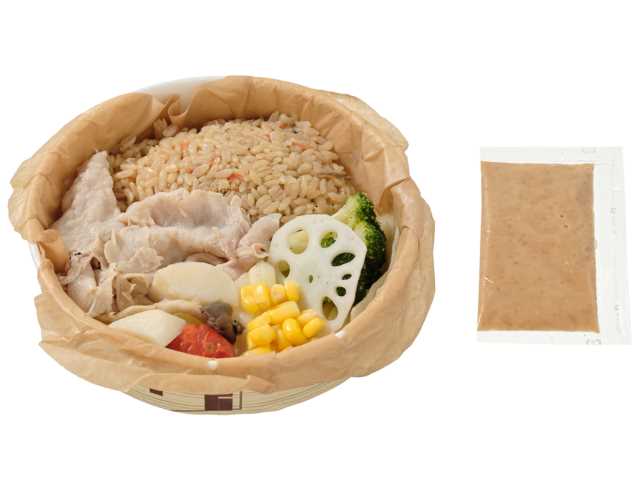 蒸し野菜と豚しゃぶのサラダごはん セブンイレブン 数種類の蒸し野菜ともち麦入りの炊き込みごはん、豚しゃぶに濃厚なごまダレをかけて召し上がっていただく満足感のあるサラダ。