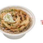 セブンイレブンの静岡限定 かき揚げそばを比較する。税込価格：540円、カロリー：461kcal、1円あたりカロリー：0.85kcal/円、たんぱく質：18.4g、1円あたりたんぱく質：0.03g/円、脂質：14.9g、炭水化物：65.6g、糖質：61.1g、食物繊維：4.5g、食塩相当量：3.9g。麺は石臼挽きそば粉と粒度が細かなロール挽き、微粉砕そば粉をブレンドしたオリジナル配合を使用しております。つゆは、地区に馴染みのある味わいに仕立てました。アレルギー：卵、小麦、そば。