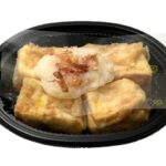 セブンイレブンの揚げだし豆腐を比較する。税込価格：419円、カロリー：263kcal、1円あたりカロリー：0.63kcal/円、たんぱく質：17.2g、1円あたりたんぱく質：0.04g/円、脂質：16.7g、炭水化物：11.8g、糖質：10.2g、食物繊維：1.6g、食塩相当量：2g。なめらかな食感の絹ごし豆腐を使った揚げだし豆腐に大根おろしとかつお節を盛り付けました。アレルギー：小麦。
