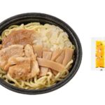 極太麺 濃厚醤油の油そば セブンイレブン 醤油ベースの濃厚なタレを極太麺に絡めて味わう油そば。別添の米酢とラー油で味変が楽しめる商品。