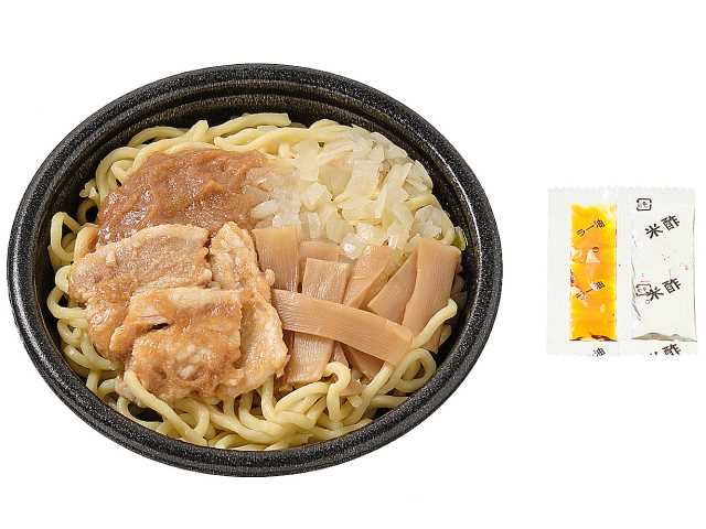 極太麺 濃厚醤油の油そば セブンイレブン 醤油ベースの濃厚なタレを極太麺に絡めて味わう油そば。別添の米酢とラー油で味変が楽しめる商品。
