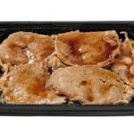 セブンイレブンの肉めし 炙り焼豚ロース弁当（麦飯）を比較する。税込価格：646円、カロリー：659kcal、1円あたりカロリー：1.02kcal/円、たんぱく質：27.7g、1円あたりたんぱく質：0.04g/円、脂質：7.5g、炭水化物：124.4g、糖質：116g、食物繊維：8.4g、食塩相当量：3.3g。炙り焼きした豚ロースを甘辛いタレで食べ進みよく仕立てたボリューム感のある商品です。アレルギー：卵、小麦。