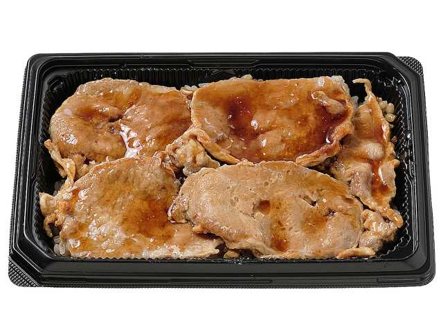 セブンイレブンの肉めし 炙り焼豚ロース弁当（麦飯）を比較する。税込価格：646円、カロリー：659kcal、1円あたりカロリー：1.02kcal/円、たんぱく質：27.7g、1円あたりたんぱく質：0.04g/円、脂質：7.5g、炭水化物：124.4g、糖質：116g、食物繊維：8.4g、食塩相当量：3.3g。炙り焼きした豚ロースを甘辛いタレで食べ進みよく仕立てたボリューム感のある商品です。アレルギー：卵、小麦。