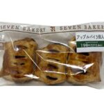 セブンイレブンのアップルパイ３個入を比較する。税込価格：214円、カロリー：118kcal、1円あたりカロリー：0.55kcal/円、たんぱく質：1.6g、1円あたりたんぱく質：0.01g/円、脂質：5.7g、炭水化物：15.4g、糖質：14.8g、食物繊維：0.6g、食塩相当量：0.3g。カットしたりんごの形を残すように煮詰めたりんごプレザーブと、カスタードクリームを歯切れの良いパイ生地に詰めました。シナモンの風味も感じられる仕立てです。アレルギー：卵、乳、小麦。