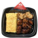 セブンイレブンのだし巻き玉子と炭火焼鳥弁当（モモ・ムネ）を比較する。税込価格：754円、カロリー：656kcal、1円あたりカロリー：0.87kcal/円、たんぱく質：39g、1円あたりたんぱく質：0.05g/円、脂質：16.2g、炭水化物：89.6g、糖質：87.5g、食物繊維：2.1g、食塩相当量：4.3g。ふっくらと焼き上げただし巻き玉子と炭火焼鳥２種を組み合わせたお弁当です。アレルギー：卵、小麦。