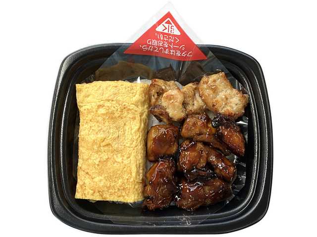 セブンイレブンのだし巻き玉子と炭火焼鳥弁当（モモ・ムネ）を比較する。税込価格：754円、カロリー：656kcal、1円あたりカロリー：0.87kcal/円、たんぱく質：39g、1円あたりたんぱく質：0.05g/円、脂質：16.2g、炭水化物：89.6g、糖質：87.5g、食物繊維：2.1g、食塩相当量：4.3g。ふっくらと焼き上げただし巻き玉子と炭火焼鳥２種を組み合わせたお弁当です。アレルギー：卵、小麦。