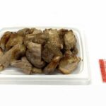セブンイレブンの炭火焼ミックスホルモン（塩）を比較する。税込価格：462円、カロリー：317kcal、1円あたりカロリー：0.69kcal/円、たんぱく質：30.4g、1円あたりたんぱく質：0.07g/円、脂質：20.3g、炭水化物：3.4g、糖質：2.7g、食物繊維：0.7g、食塩相当量：3.3g。炭火で香ばしく焼き上げた豚ホルモンのおつまみです。アレルギー：小麦。