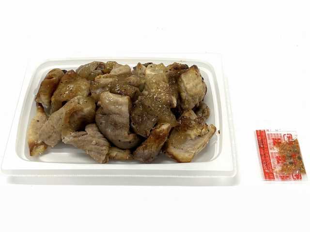 セブンイレブンの炭火焼ミックスホルモン（塩）を比較する。税込価格：462円、カロリー：317kcal、1円あたりカロリー：0.69kcal/円、たんぱく質：30.4g、1円あたりたんぱく質：0.07g/円、脂質：20.3g、炭水化物：3.4g、糖質：2.7g、食物繊維：0.7g、食塩相当量：3.3g。炭火で香ばしく焼き上げた豚ホルモンのおつまみです。アレルギー：小麦。