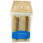 セブンイレブンのハムカツたまごサンドを比較する。税込価格：343円、カロリー：460kcal、1円あたりカロリー：1.34kcal/円、たんぱく質：12.2g、1円あたりたんぱく質：0.04g/円、脂質：28.2g、炭水化物：40.1g、糖質：38.8g、食物繊維：1.3g、食塩相当量：2.3g。人気具材ハムカツとタマゴを組み合わせたサンドイッチです。原材料高騰により価格を３１０円（税抜）から３１８円（税抜）に変更させていただきます。アレルギー：卵、乳、小麦。