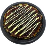 セブンイレブンのふんわりお好み焼き 豚玉を比較する。税込価格：626円、カロリー：590kcal、1円あたりカロリー：0.94kcal/円、たんぱく質：25.2g、1円あたりたんぱく質：0.04g/円、脂質：20.8g、炭水化物：78.4g、糖質：72.4g、食物繊維：6g、食塩相当量：6.3g。鉄板で１枚１枚、丁寧にふんわりと焼き上げたお好み焼き（豚玉）です。アレルギー：卵、小麦。