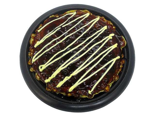 セブンイレブンのふんわりお好み焼き 豚玉を比較する。税込価格：626円、カロリー：590kcal、1円あたりカロリー：0.94kcal/円、たんぱく質：25.2g、1円あたりたんぱく質：0.04g/円、脂質：20.8g、炭水化物：78.4g、糖質：72.4g、食物繊維：6g、食塩相当量：6.3g。鉄板で１枚１枚、丁寧にふんわりと焼き上げたお好み焼き（豚玉）です。アレルギー：卵、小麦。
