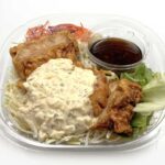 セブンイレブンの北海道名物ラーメンサラダ 大盛タレザンギを比較する。税込価格：646円、カロリー：834kcal、1円あたりカロリー：1.29kcal/円、たんぱく質：30.2g、1円あたりたんぱく質：0.05g/円、脂質：33.5g、炭水化物：104.4g、糖質：101.5g、食物繊維：2.9g、食塩相当量：4.6g。甘めのタレザンギとタルタルソースを組み合わせピリ辛和風ドレッシングで食べる定番のラーメンサラダの大盛商品です。アレルギー：卵、乳、小麦。