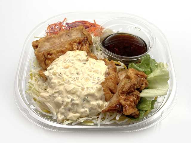 セブンイレブンの北海道名物ラーメンサラダ 大盛タレザンギを比較する。税込価格：646円、カロリー：834kcal、1円あたりカロリー：1.29kcal/円、たんぱく質：30.2g、1円あたりたんぱく質：0.05g/円、脂質：33.5g、炭水化物：104.4g、糖質：101.5g、食物繊維：2.9g、食塩相当量：4.6g。甘めのタレザンギとタルタルソースを組み合わせピリ辛和風ドレッシングで食べる定番のラーメンサラダの大盛商品です。アレルギー：卵、乳、小麦。