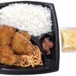 セブンイレブンの特製タルタルソースのチキン南蛮弁当を比較する。税込価格：700円、カロリー：869kcal、1円あたりカロリー：1.24kcal/円、たんぱく質：38.7g、1円あたりたんぱく質：0.06g/円、脂質：32.2g、炭水化物：107g、糖質：105.3g、食物繊維：1.7g、食塩相当量：2.7g。鶏むね肉の唐揚げを、別添のタルタルソースで食べるチキン南蛮弁当です。アレルギー：卵、乳、小麦。