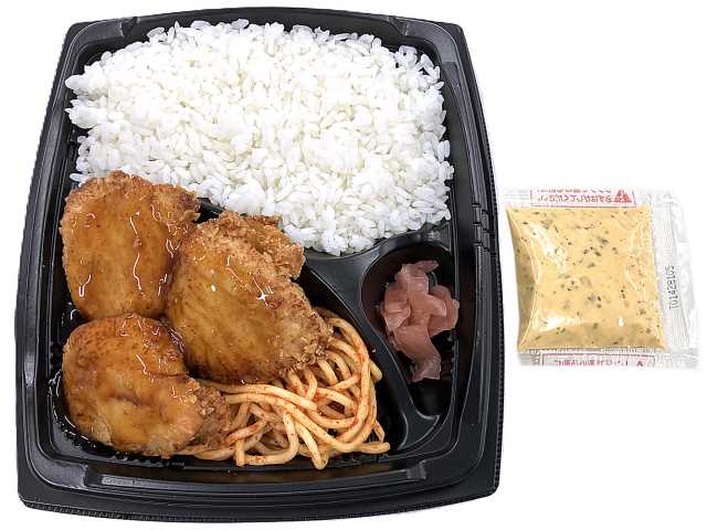 セブンイレブンの特製タルタルソースのチキン南蛮弁当を比較する。税込価格：700円、カロリー：869kcal、1円あたりカロリー：1.24kcal/円、たんぱく質：38.7g、1円あたりたんぱく質：0.06g/円、脂質：32.2g、炭水化物：107g、糖質：105.3g、食物繊維：1.7g、食塩相当量：2.7g。鶏むね肉の唐揚げを、別添のタルタルソースで食べるチキン南蛮弁当です。アレルギー：卵、乳、小麦。