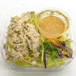 セブンイレブンの豚しゃぶパスタサラダを比較する。税込価格：397円、カロリー：369kcal、1円あたりカロリー：0.93kcal/円、たんぱく質：16.6g、1円あたりたんぱく質：0.04g/円、脂質：16.6g、炭水化物：40.5g、糖質：35.9g、食物繊維：4.6g、食塩相当量：3.1g。豚しゃぶ、野菜、パスタをごまポン酢と一緒に召し上がっていただくパスタサラダです。アレルギー：卵、小麦。