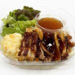 セブンイレブンの照り焼きチキンパスタサラダ たまごサラダ入りを比較する。税込価格：397円、カロリー：356kcal、1円あたりカロリー：0.90kcal/円、たんぱく質：20.5g、1円あたりたんぱく質：0.05g/円、脂質：12.9g、炭水化物：41.6g、糖質：37.4g、食物繊維：4.2g、食塩相当量：3.3g。照り焼きチキンとたまごサラダを組み合わせたパスタサラダです。さっぱりとした柑橘系の和風ドレッシングをかけてお召し上がりください。アレルギー：卵、小麦。