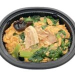 セブンイレブンの福岡県産小松菜の玉子炒めを比較する。税込価格：408円、カロリー：241kcal、1円あたりカロリー：0.59kcal/円、たんぱく質：15.7g、1円あたりたんぱく質：0.04g/円、脂質：17.3g、炭水化物：6.4g、糖質：4.6g、食物繊維：1.8g、食塩相当量：1.8g。福岡県産小松菜を使用し、ふんわりとした食感の玉子炒めが味わえる惣菜です。アレルギー：卵、小麦。