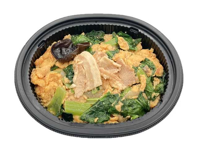 セブンイレブンの福岡県産小松菜の玉子炒めを比較する。税込価格：408円、カロリー：241kcal、1円あたりカロリー：0.59kcal/円、たんぱく質：15.7g、1円あたりたんぱく質：0.04g/円、脂質：17.3g、炭水化物：6.4g、糖質：4.6g、食物繊維：1.8g、食塩相当量：1.8g。福岡県産小松菜を使用し、ふんわりとした食感の玉子炒めが味わえる惣菜です。アレルギー：卵、小麦。
