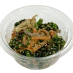 セブンイレブンの飛騨ほうれんそうの胡麻和えを比較する。税込価格：279円、カロリー：149kcal、1円あたりカロリー：0.53kcal/円、たんぱく質：5.5g、1円あたりたんぱく質：0.02g/円、脂質：10g、炭水化物：11.7g、糖質：6.7g、食物繊維：5g、食塩相当量：1.6g。コクのある練りごまと香りの良いいりごま、すりごまを旨みのあるだしと組み合わせて風味良く仕上げた胡麻和えです。アレルギー：乳。