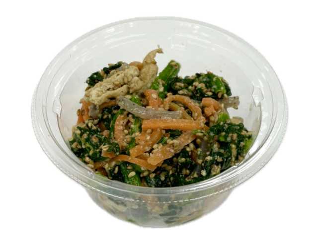 セブンイレブンの飛騨ほうれんそうの胡麻和えを比較する。税込価格：279円、カロリー：149kcal、1円あたりカロリー：0.53kcal/円、たんぱく質：5.5g、1円あたりたんぱく質：0.02g/円、脂質：10g、炭水化物：11.7g、糖質：6.7g、食物繊維：5g、食塩相当量：1.6g。コクのある練りごまと香りの良いいりごま、すりごまを旨みのあるだしと組み合わせて風味良く仕上げた胡麻和えです。アレルギー：乳。