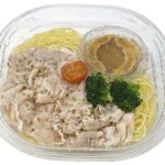 セブンイレブンの冷製パスタ 豚しゃぶ ごまぽん酢を比較する。税込価格：605円、カロリー：574kcal、1円あたりカロリー：0.95kcal/円、たんぱく質：24.2g、1円あたりたんぱく質：0.04g/円、脂質：24.2g、炭水化物：67g、糖質：62.6g、食物繊維：4.4g、食塩相当量：6.3g。たっぷりの豚しゃぶをごまぽん酢で食べる冷製パスタです。アレルギー：卵、小麦。