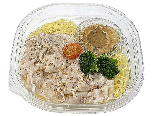 セブンイレブンの冷製パスタ 豚しゃぶ ごまぽん酢を比較する。税込価格：605円、カロリー：574kcal、1円あたりカロリー：0.95kcal/円、たんぱく質：24.2g、1円あたりたんぱく質：0.04g/円、脂質：24.2g、炭水化物：67g、糖質：62.6g、食物繊維：4.4g、食塩相当量：6.3g。たっぷりの豚しゃぶをごまぽん酢で食べる冷製パスタです。アレルギー：卵、小麦。