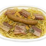 セブンイレブンの麺大盛ソーセージのペペロンチーノを比較する。税込価格：605円、カロリー：904kcal、1円あたりカロリー：1.49kcal/円、たんぱく質：41g、1円あたりたんぱく質：0.07g/円、脂質：31.8g、炭水化物：117.4g、糖質：109.3g、食物繊維：8.1g、食塩相当量：7.3g。ニンニクと唐辛子をオリーブオイルで炒めることで、辛みと風味が感じられる大盛タイプのパスタです。アレルギー：卵、乳、小麦。