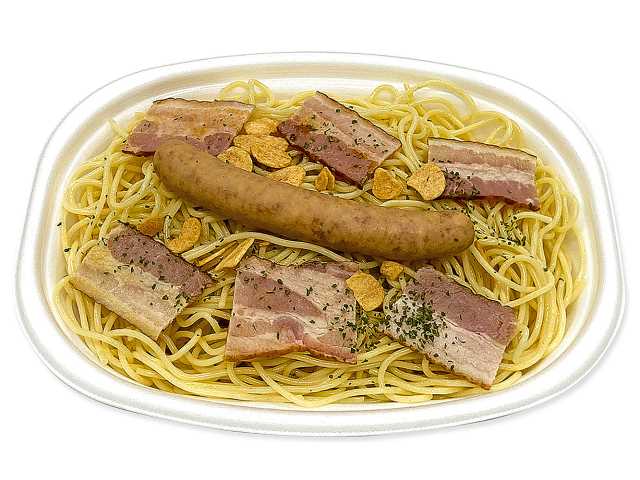 セブンイレブンの麺大盛ソーセージのペペロンチーノを比較する。税込価格：605円、カロリー：904kcal、1円あたりカロリー：1.49kcal/円、たんぱく質：41g、1円あたりたんぱく質：0.07g/円、脂質：31.8g、炭水化物：117.4g、糖質：109.3g、食物繊維：8.1g、食塩相当量：7.3g。ニンニクと唐辛子をオリーブオイルで炒めることで、辛みと風味が感じられる大盛タイプのパスタです。アレルギー：卵、乳、小麦。
