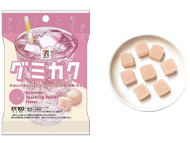 セブンイレブンのセブンプレミアム グミカク スパークリングピーチ。税込価格：108円、カロリー：102kcal、たんぱく質：2g、脂質：0g、炭水化物：23.6g、糖質：23.5g、食物繊維：0.1g、食塩相当量：0g。外はシャリ、中はもちもちのスパークリングピーチ味の四角いグミ。アレルギー：なし。