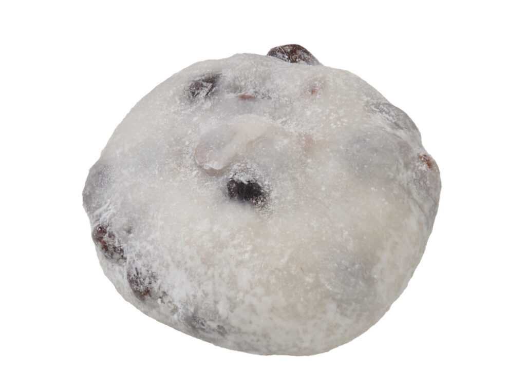 セブンイレブンの７プレミアム 豆大福 つぶあん。税込価格：149円、カロリー：283kcal、たんぱく質：6g、脂質：0.9g、炭水化物：64.5g、糖質：61g、食物繊維：3.5g、食塩相当量：0.8g。杵つきの餅生地に、じっくり炊き上げた風味豊かな粒あんを包んだ豆大福です。アレルギー：卵、小麦。