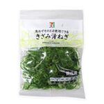 セブンイレブンの７プレミアム 刻み青ねぎ。税込価格：140円、カロリー：12kcal、たんぱく質：0.8g、脂質：0.1g、炭水化物：2.6g、糖質：1.3g、食物繊維：1.3g、食塩相当量：0g。洗わずにそのまま使用出来る刻み青ねぎです。麺類や冷や奴などの薬味としておすすめです。