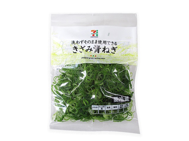 セブンイレブンの７プレミアム 刻み青ねぎ。税込価格：140円、カロリー：12kcal、たんぱく質：0.8g、脂質：0.1g、炭水化物：2.6g、糖質：1.3g、食物繊維：1.3g、食塩相当量：0g。洗わずにそのまま使用出来る刻み青ねぎです。麺類や冷や奴などの薬味としておすすめです。