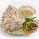 セブンイレブンの豚しゃぶパスタサラダ広島県産豚使用を比較する。税込価格：408円、カロリー：369kcal、1円あたりカロリー：0.90kcal/円、たんぱく質：16.6g、1円あたりたんぱく質：0.04g/円、脂質：16.6g、炭水化物：40.5g、糖質：35.9g、食物繊維：4.6g、食塩相当量：3.1g。かぼす果汁入りごまポン酢のドレッシングで食べる豚しゃぶパスタサラダです。アレルギー：卵、小麦。