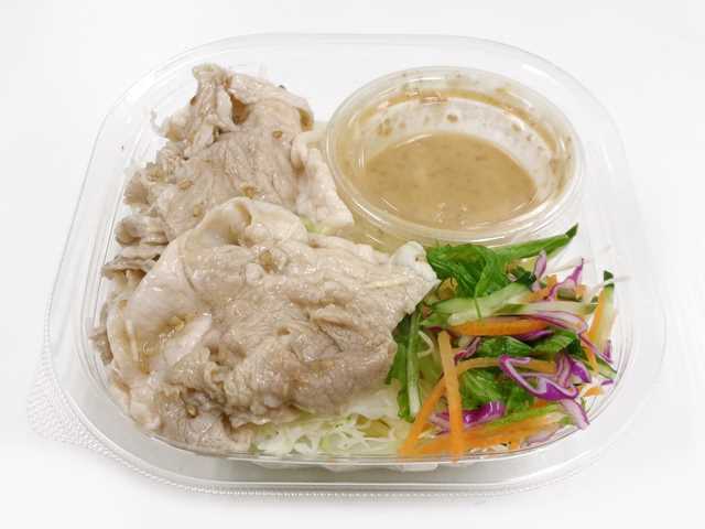 セブンイレブンの豚しゃぶパスタサラダ広島県産豚使用を比較する。税込価格：408円、カロリー：369kcal、1円あたりカロリー：0.90kcal/円、たんぱく質：16.6g、1円あたりたんぱく質：0.04g/円、脂質：16.6g、炭水化物：40.5g、糖質：35.9g、食物繊維：4.6g、食塩相当量：3.1g。かぼす果汁入りごまポン酢のドレッシングで食べる豚しゃぶパスタサラダです。アレルギー：卵、小麦。
